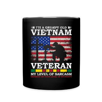 Ne sous-estimez jamais un vieil homme qui est aussi - Mug uni - noir - Devant