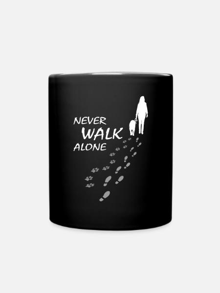 Never walk alone - Hund Frauchen Gassi, Backprint - Tasse einfarbig - Schwarz