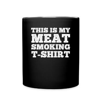 Voici mon t-shirt à fumer de la viande griller un bar à fumée - Mug uni - noir - Devant