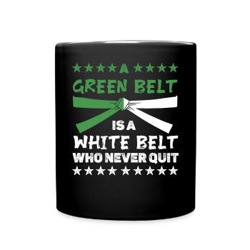 Une ceinture verte est une ceinture blanche qui n’abandonne jamais - Mug uni - noir - Devant