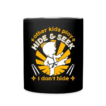Andere Kinder spielen Verstecken, ich verstecke mich nicht - Tasse einfarbig - Schwarz - Vorne