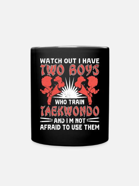Jungs, die Taekwondo trainieren - Tasse einfarbig - Schwarz
