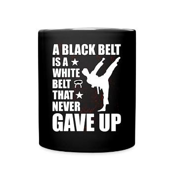 Une ceinture noire est une ceinture blanche qui n’a jamais baissé les bras - Mug uni - noir - Devant