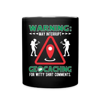 Kann Geocaching für witzige Shirt-Kommentare unterbrechen. - Tasse einfarbig - Schwarz - Vorne