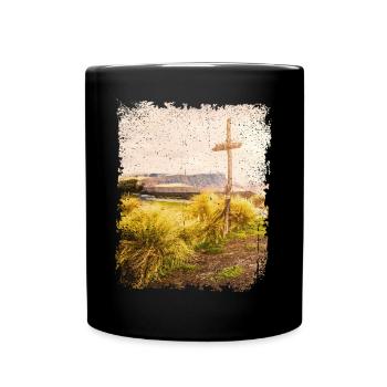 Holzkreuz in karger Landschaft | Jesus Cross - Tasse einfarbig - Schwarz - Vorne