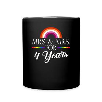 Mrs. & Mrs. Seit 4 Jahren Gay Pride Gay Marriag - Tasse einfarbig - Schwarz - Vorne