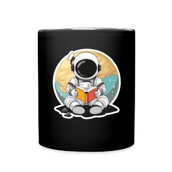 Astronaut im Weltall vor einem Planeten liest Buch - Tasse einfarbig - Schwarz - Vorne