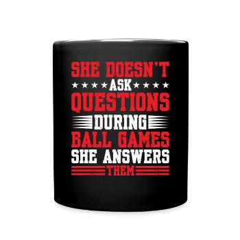 She Answers Questions During Ball Games 1 - Tasse einfarbig - Schwarz - Vorne