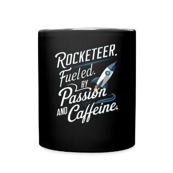 Model Rocketeer, angetrieben von Leidenschaft und Koffein - Tasse einfarbig - Schwarz - Vorne