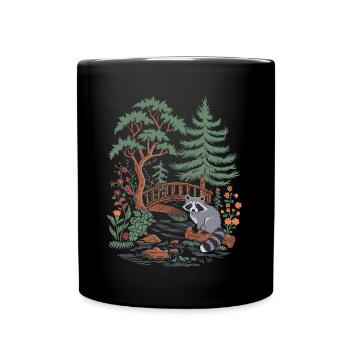 Cottagecore Waldlandschaft mit Waschbär und Brücke - Tasse einfarbig - Schwarz - Vorne