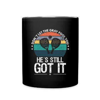 Lass dich nicht von den Grauen täuschen, er hat es immer noch drauf Pade - Tasse einfarbig - Schwarz - Vorne