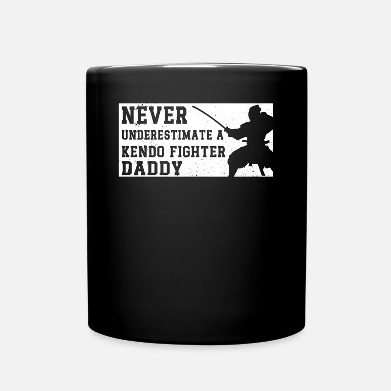 Ne sous-estimez jamais un combattant de Kendo papa Kendo Fi - Mug uni - noir