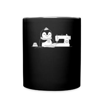 Pingouin mignon cousant avec amour - Mug uni - noir - Devant