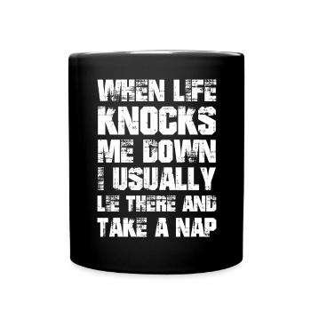 quand la vie me renverse, j’ai l’habitude de m’allonger, de faire une sieste - Mug uni - noir - Devant