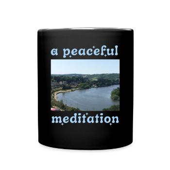 Une Méditation Calme Au Bord de La Rivière - Mug uni - noir - Devant