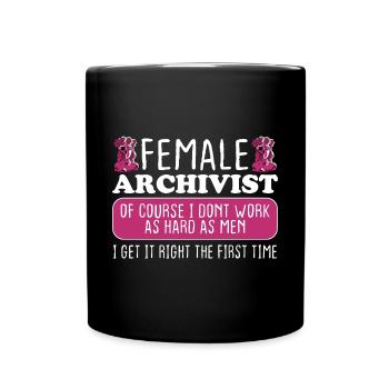 Une archiviste ajuste du premier coup - Mug uni - noir - Devant