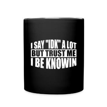 Je dis souvent « IDK » mais croyez-moi, je suis au couranten 34 - Mug uni - noir - Devant