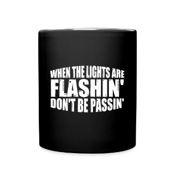 When The Lights Are Flashin' Don't Be Passin' 4 - Tasse einfarbig - Schwarz - Vorne