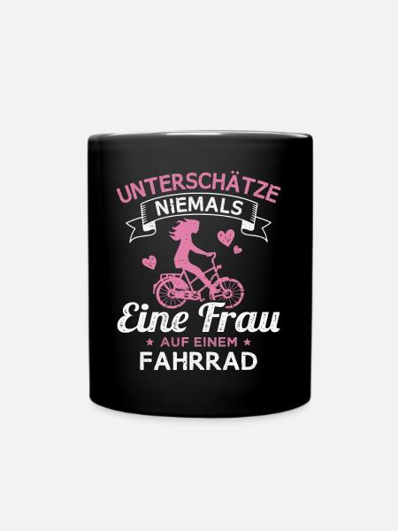 Unterschätze niemals eine Frau auf einem Fahrrad - Tasse einfarbig - Schwarz