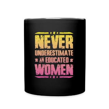 Unterschätzen Sie niemals, eine gebildete Frau. - Tasse einfarbig - Schwarz - Vorne