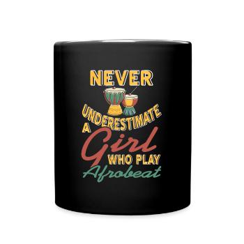 Never underestimate a girl who play afrobeat - Tasse einfarbig - Schwarz - Vorne