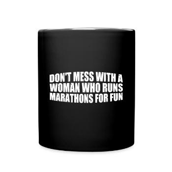 Ne plaisantez pas avec une femme qui court des marathons 4 - Mug uni - noir - Devant