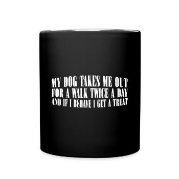 Le chien me promène deux fois par jour, se comporter pour la friandise 4 - Mug uni - noir - Devant