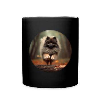Keeshond Dog Springe über einen Baumstamm im Herbstwald - Tasse einfarbig - Schwarz - Vorne
