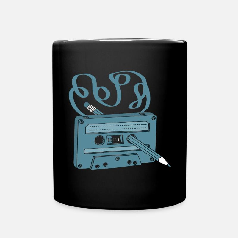 Eine Retro Musik Kassette mit dem Bleistift - Tasse einfarbig - Schwarz