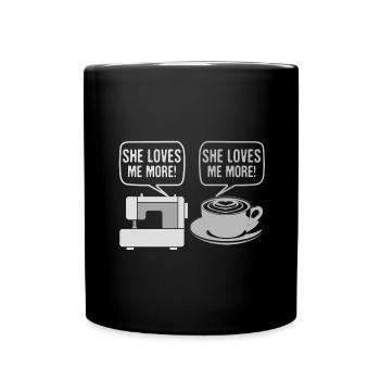 Nähen Humor Geschenke Sie liebt mich mehr Nähen - Tasse einfarbig - Schwarz - Vorne