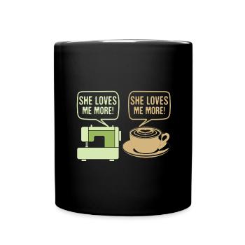 Nähhumor Sie liebt mich mehr Nähmaschine - Tasse einfarbig - Schwarz - Vorne