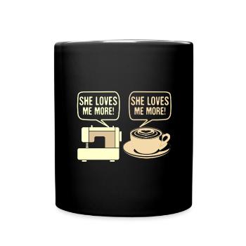 Nähen Humor Geschenkidee Sie liebt mich mehr Nähen - Tasse einfarbig - Schwarz - Vorne