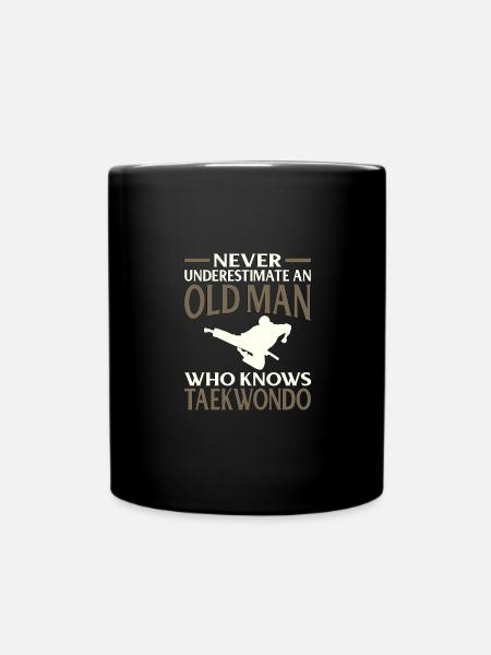 Opa Geschenk Unterschätze niemals Alter Mann weiß - Tasse einfarbig - Schwarz