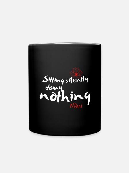 Sitting silently doing nothing – Zen Meditation - Tasse einfarbig - Schwarz