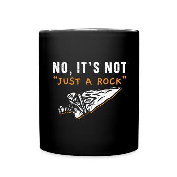 Non, ce n’est pas seulement une chasse à la pointe de flèche en pierre - Mug uni - noir - Devant