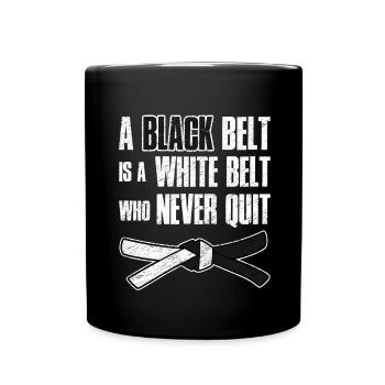 Une ceinture noire est une ceinture blanche qui ne lâche jamais - Mug uni - noir - Devant