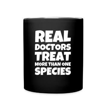 De vrais médecins traitent plus d'une espèce - Mug uni - noir - Devant