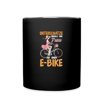 Unterschätze niemals eine Frau auf einem E-Bike - Tasse einfarbig - Schwarz - Vorne
