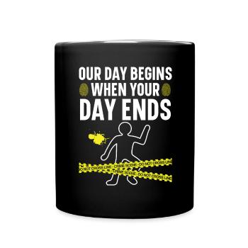 Notre journée commence quand votre journée se termine Médecin légiste - Mug uni - noir - Devant