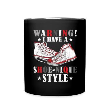 « ATTENTION: j’ai un style de chaussure- » Drôle - Mug uni - noir - Devant