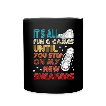 Fan de chaussures « Tu marches sur mes baskets » - Mug uni - noir - Devant