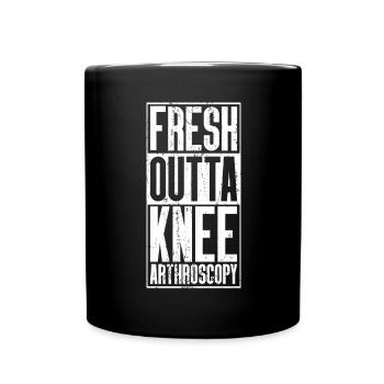 Frische Outta -Operation - Kniearthroskopie - Tasse einfarbig - Schwarz - Vorne
