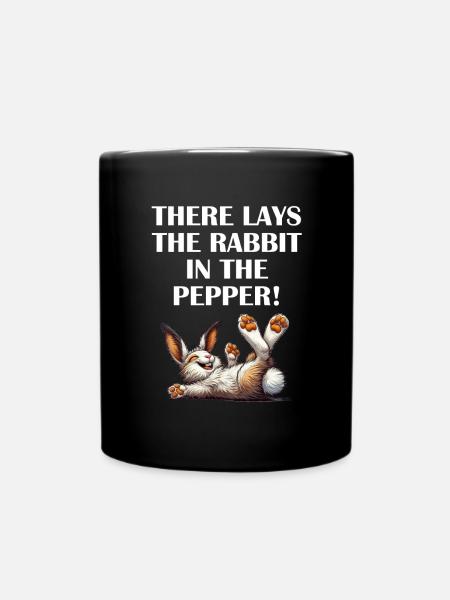 There lays the rabbit in the pepper fun Denglisch - Tasse einfarbig - Schwarz