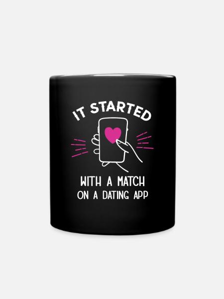 IT STARTED WITH A MATCH ON A DATING APP Liebespaar - Tasse einfarbig - Schwarz