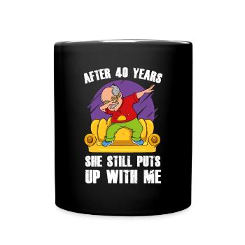 Après 40 ans, elle me porte toujours vieux - Mug uni - noir - Devant