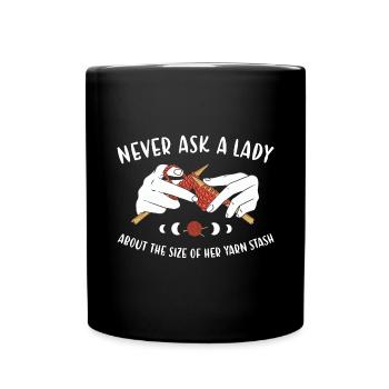 Ne demandez jamais à une dame à propos de sa réserve de fil à tricoter - Mug uni - noir - Devant