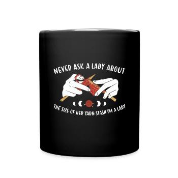 Ne demandez jamais à une dame à propos de sa réserve de fil à tricoter - Mug uni - noir - Devant