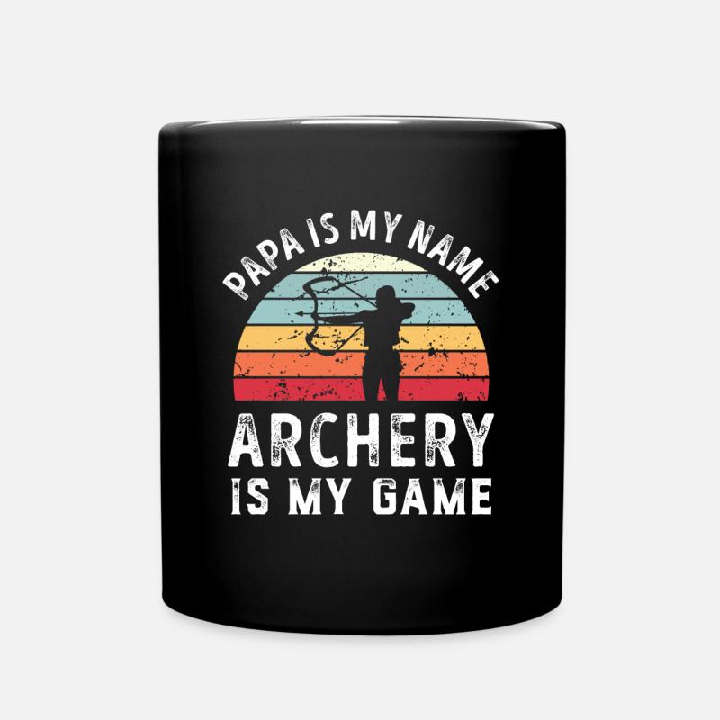 Papa ist mein Name Bogenschießen ist mein Spiel Papa Väter - Tasse einfarbig - Schwarz