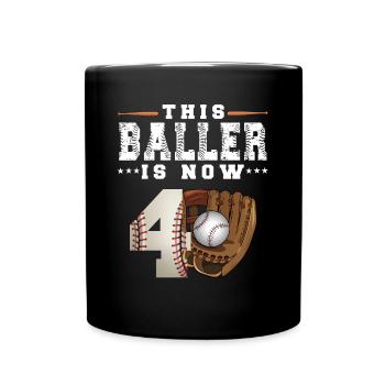 This Baller is now 4 Baseball 4. Geburtstag - Tasse einfarbig - Schwarz - Vorne