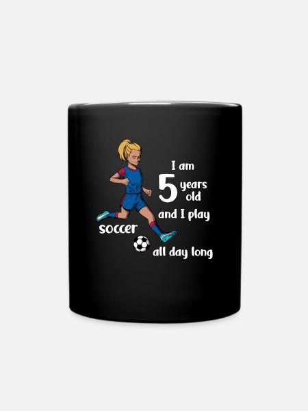 Une fille tire sur le football - J’ai 5 ans - Mug uni - noir